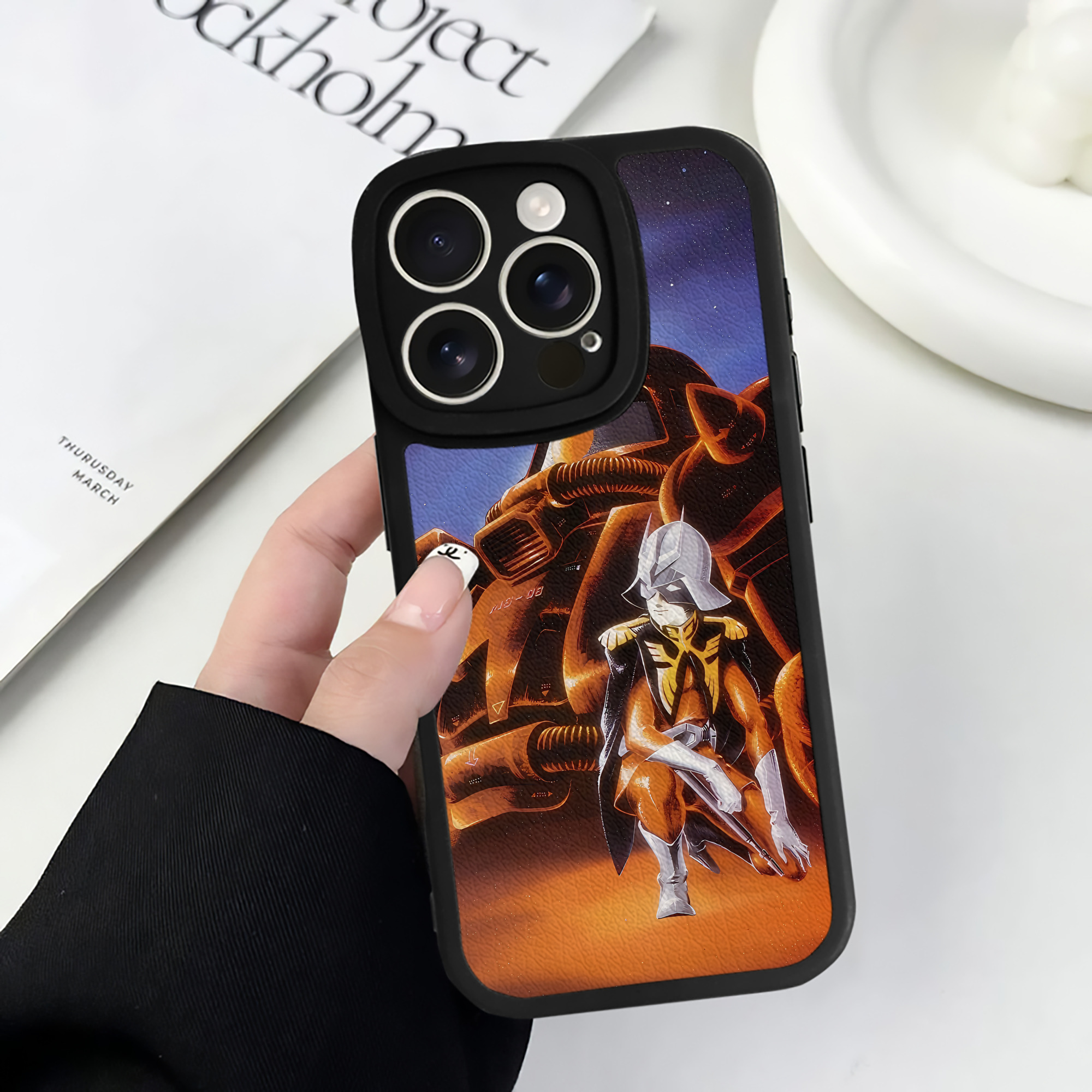 （画像用） 機動戦士ガンダム Mobile Suit Gundam 【iPhone 16シリーズ対応】シリコンスマホケース（レザー調） 材質：シリコン